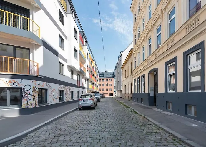Neu Und Hell In Zentraler Ruhelage Mit Parkplatz