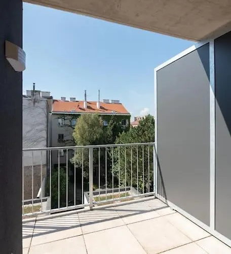 Neu Und Hell In Zentraler Ruhelage Mit Parkplatz